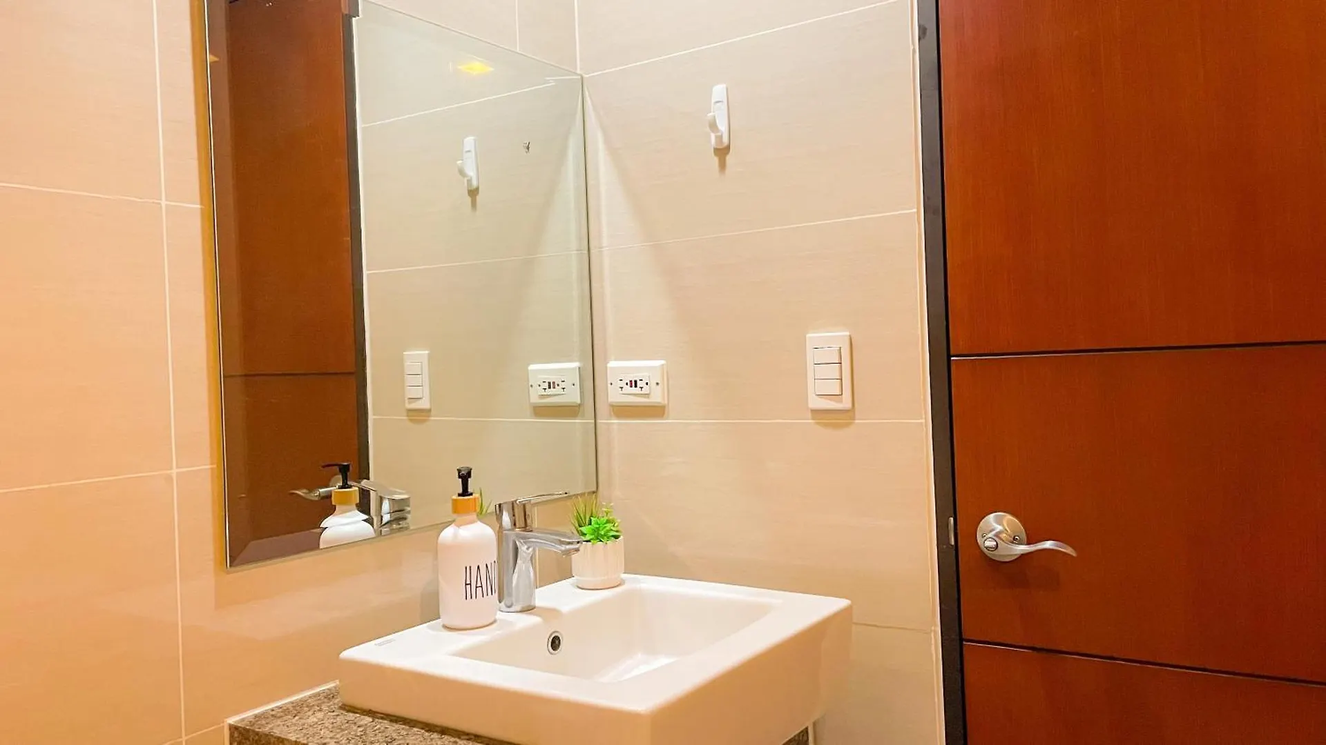 Luxury Bgc Condo, Steps To Uptown Mall #Oursw31I Manila 0*,