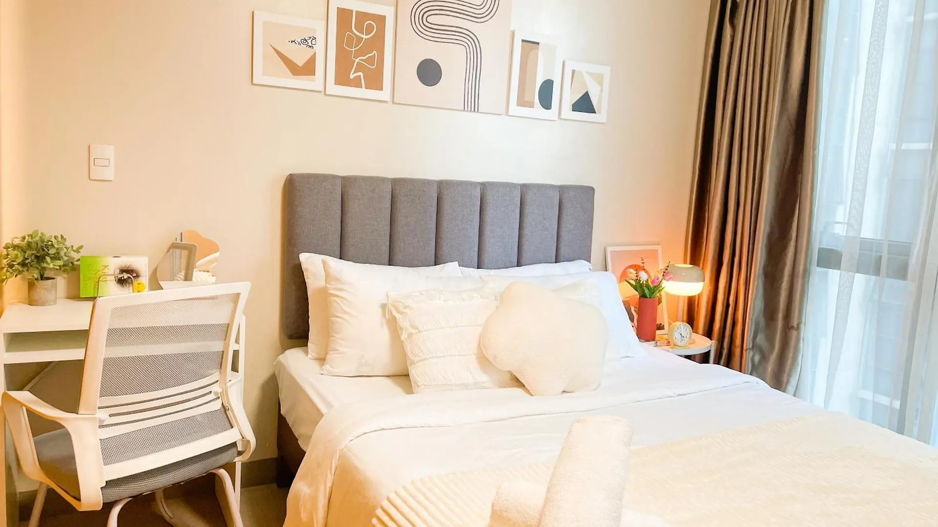Luxury Bgc Condo, Steps To Uptown Mall #Oursw31I Manila